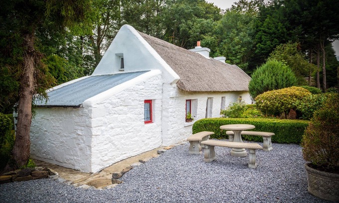 Cordal Cottage | Thatched Cottage with Hot Tub walking distance to Hughe's Pub.
