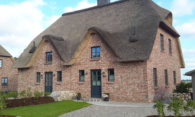 Tating House | Thatched roof DHH at the gates of St. Peter Ording