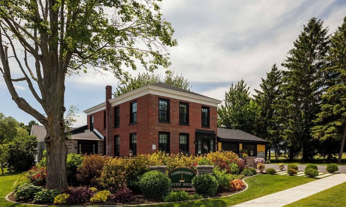 Sackets Harbor House | The 1833 Candlelight Guest House: A Historical Treasure.