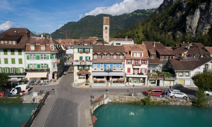 Unterseen Hotel | The Aarburg Hotel & Café