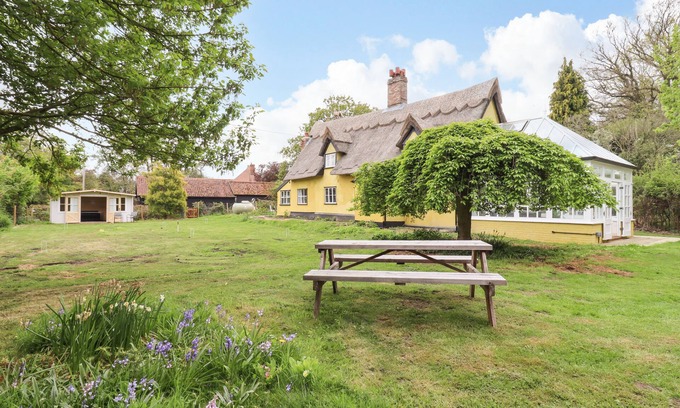 Bury St Edmunds Cottage | THE ABBEY COTTAGE, pet friendly, with hot tub in Windsor Green
