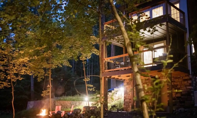 Rockbridge Apartment | The Acorn: Hot tub, Private Trail, Firepit, Swing