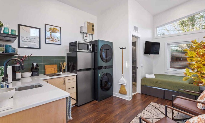 Downtown Apartment | The Acorn - Studio w/Kitchen, AC, WiFi, Washer