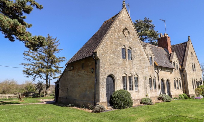 Forthampton House | THE ALMS HOUSE WEST, pet friendly, with open fire in Tewkesbury