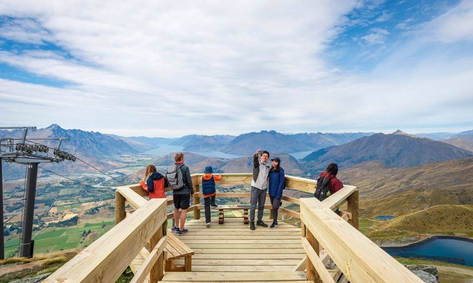 Arrowtown House | The Arrowtown House, Queenstown, near mountains, lakes, scenic trails & wineries