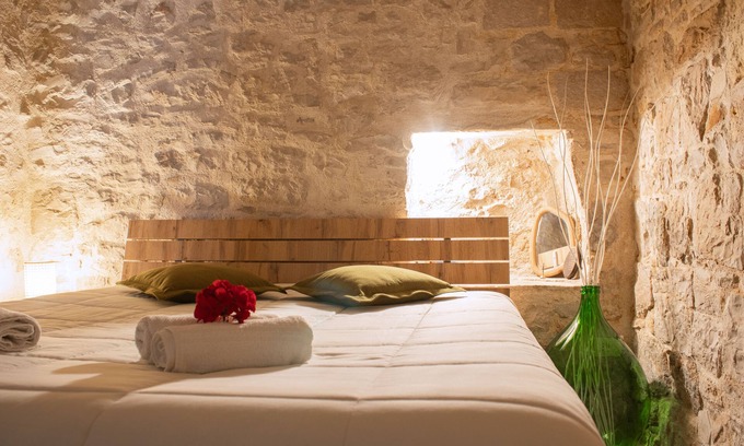 Corato House | The Aura Stone Room: an oasis of charm, nestled in the heart of Corato in Puglia.