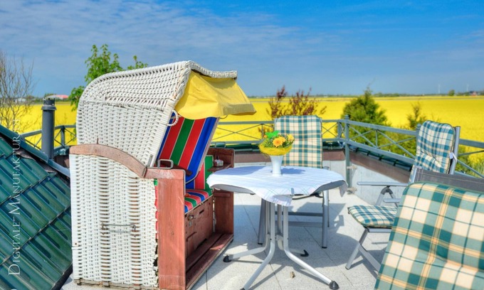 Busumer Deichhausen Apartment | The "balcony room". Great apartment in Büsumer Deichhausen!