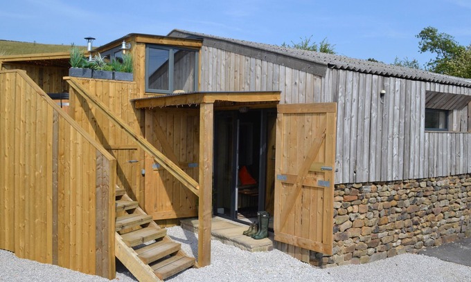 Barnoldswick Cottage | THE BARN AT COPY HOUSE HIDEAWAY, pet friendly, with hot tub in Earby