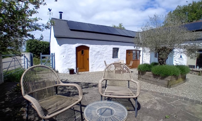 Pembroke House | The Barn, Square Island nr Pembroke. Peaceful and pet friendly.