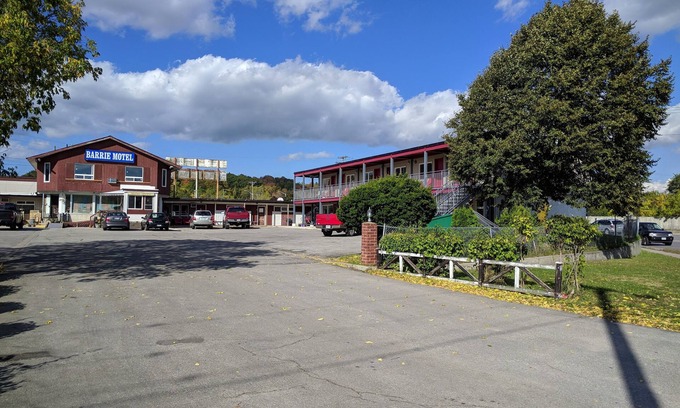Barrie Hotel | The Barrie Motel