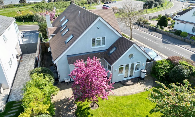 Mudeford House | The Beach House - a stone's throw from Avon Beach, Friars Cliff