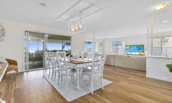 Beachmere House | THE BEACH HOUSE - ABSOLUTE BEACHFRONT RETREAT