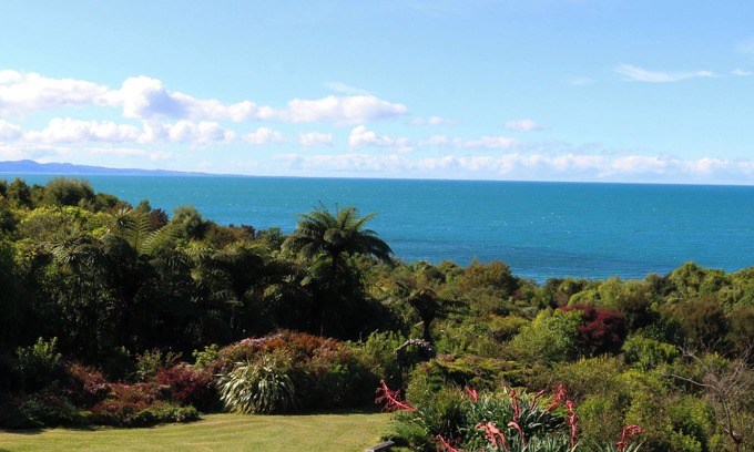 Onekaka House | The Beach Lodge , secluded with panoramic sea views