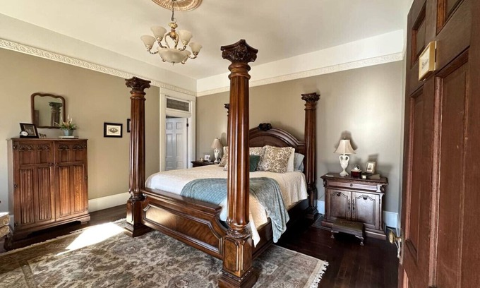 Guthrie Bed & Breakfast | The Bennett Room at The Judges Chambers
