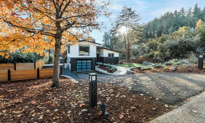 Southeast Eugene House | The Best Of Crest - Mid Century Vibes with Sunrise Views in S. Eugene