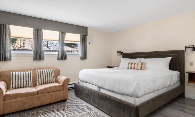 Beverly Hotel | The Beverly Hotel | Studio King | Free Parking & Minutes to Salem Witch Museum