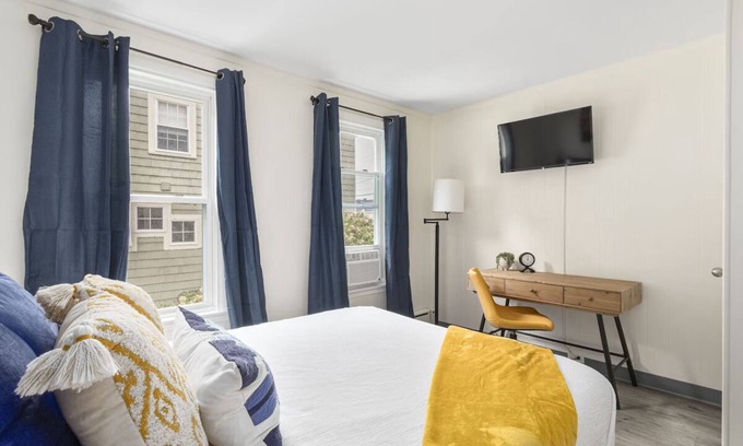 Beverly Hotel | The Beverly | Queen 1-Bedroom Apartment | w/Kitchen & Free Parking