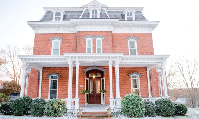 Mercer House | "The Big Brickhouse" - Entire House Rental
