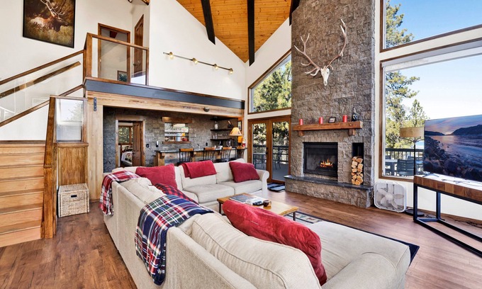 Boulder Bay Cabin | The Birdhouse Big Bear Lake | Pool Table | Foosball | Hot Tub