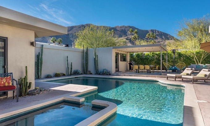 Magnesia Falls Cove House | The Biskra House