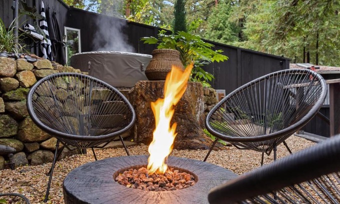 Guerneville House | The Black Nest - Hot Tub Romantic Getaway