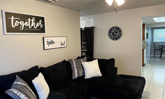Sunrise House | The Black&White Condo