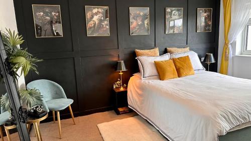 Corsham House | The Black & White House