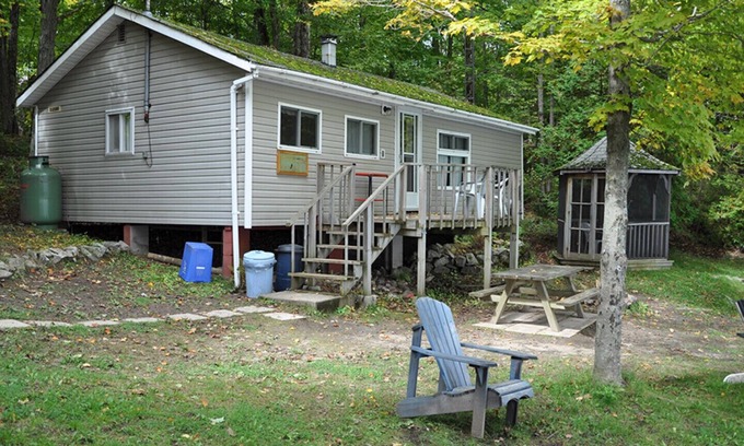 Central Frontenac Cottage | The Blackbird Cottage