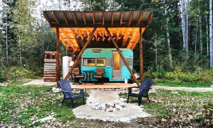 Blaeberry House | The Blaeberry Base Vintage Camper W/Outdoor Shower