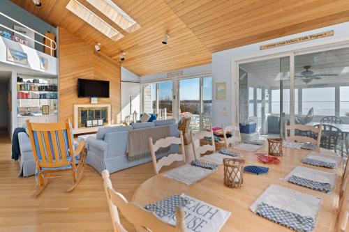 Hampton Bays House | The Blissful Bay House