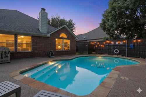 Corinth House | The Blue Holly - Bright & Spacious with a Pool