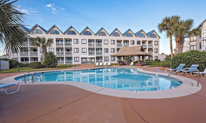 Fort Morgan Condo | The Blue Squid 2-bedroom condo in charming Gulf Shores with fitness room, AC