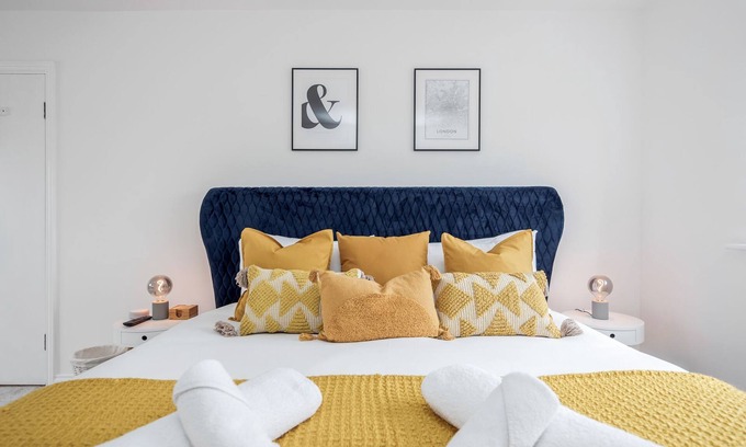 Redbridge Apartment | The Blueberry - Luxury Apartment by Damask Homes