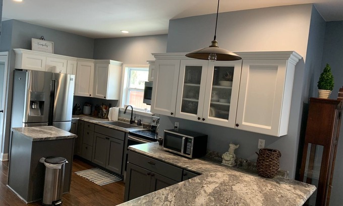 Ashland House | The Bluegrass Bungalow: Newly Constructed Sleeps 6: 3 beds 1.5bath. One Level.