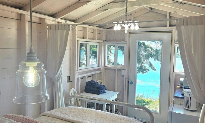 Frazee Cabin | The Boat House: Your Cozy Lakeside Getaway on Wymer Lake