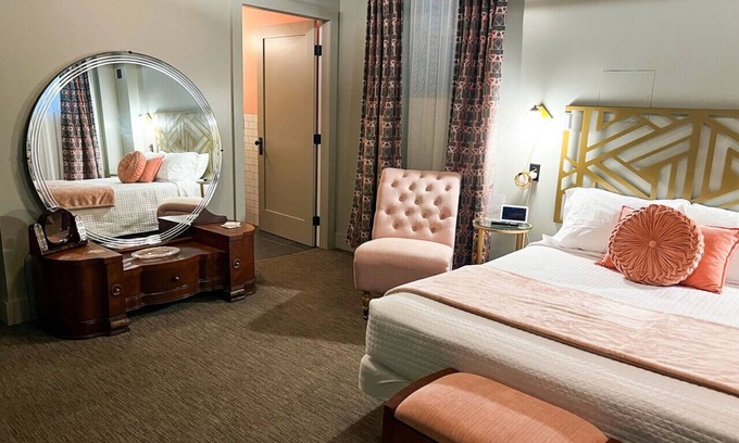 East Aurora Hotel | The Bonnie & Clyde Room @ The Bank