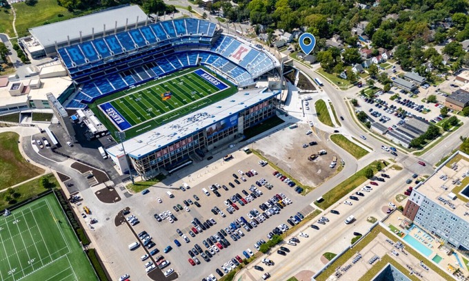 Oread Condo | The Booth Stadium Condo - Premium Tailgate Location