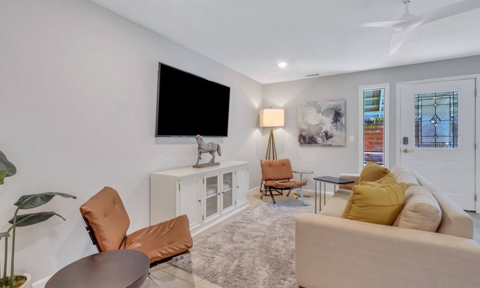 Saint Simons Heights Apartment | The Breezy Bee - 1 Bedroom Cottage