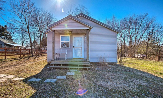 Perryville House | 'The Brewer Guesthouse' Tiny Home w/Patio & Yard!