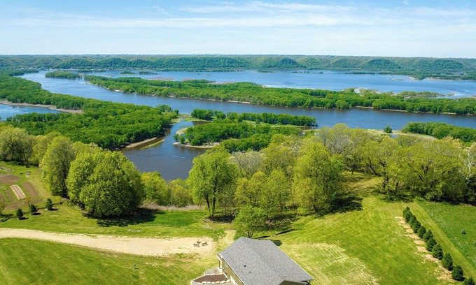De Soto Cabin | The Bridgeview Lodge, Hot tub, Amazing River Views and sun sets.