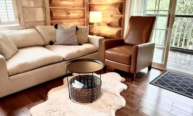 Malahide Ski Chalet | The Bruce Beach House - Cozy cottage by the lake!