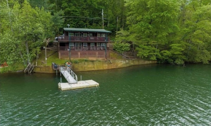 Robbinsville House | The Buffalo Lake House-Lake Front-Fire Pit-Kayaks-Private Dock