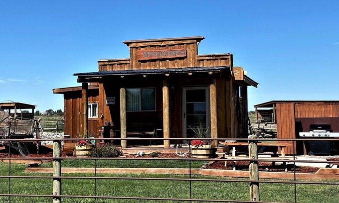 Lovell Cabin | The Bunkhouse: Mountain views, solitude, close to town and many western sights.