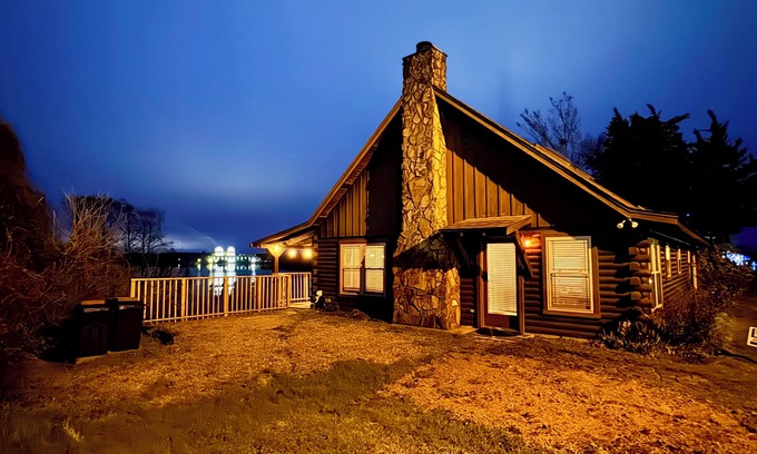 Mooringsport Cabin | The Cabin at Caddo Crossing - for the vibe of an old-time lodge on the bayou!