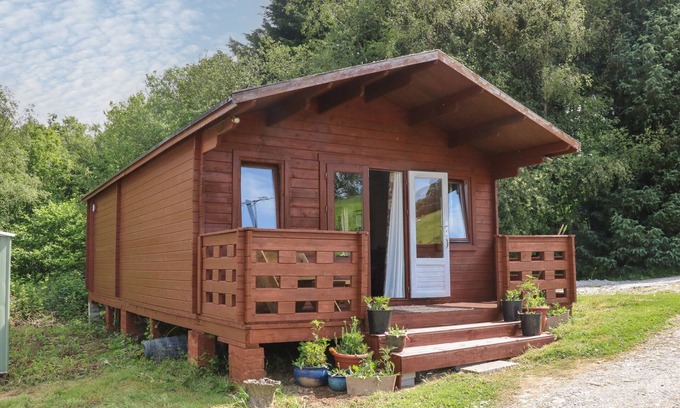 Saint Ann's Chapel Cottage | THE CABIN, LOWLEY BROOK FARM, romantic, with a garden in Launceston
