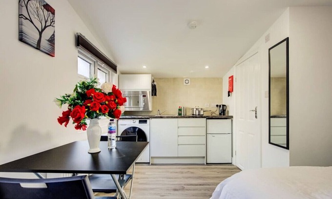Little Holland Cabin | the Cabin: Luxury Studio
