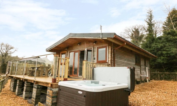 Mawr Cottage | THE CABIN, pet friendly, with hot tub in Pontardawe