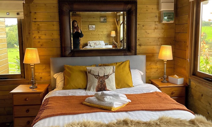 Enniskillen Cabin | The Cabin Pipershill, pet friendlynClose to all amenities and stairway to heaven