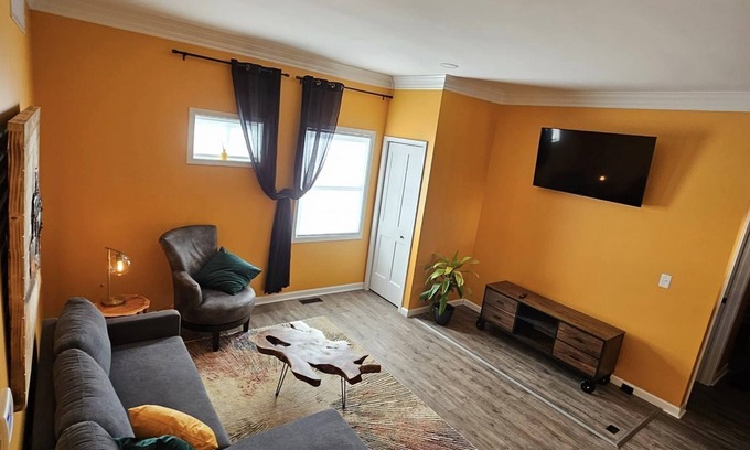 Holly Apartment | The Caboose - Cozy space steps from downtown