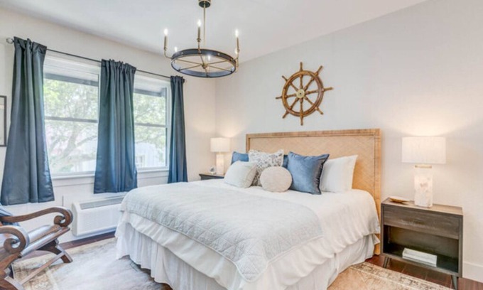 Historic Downtown Manteo Hotel | The Captains Quarters Room